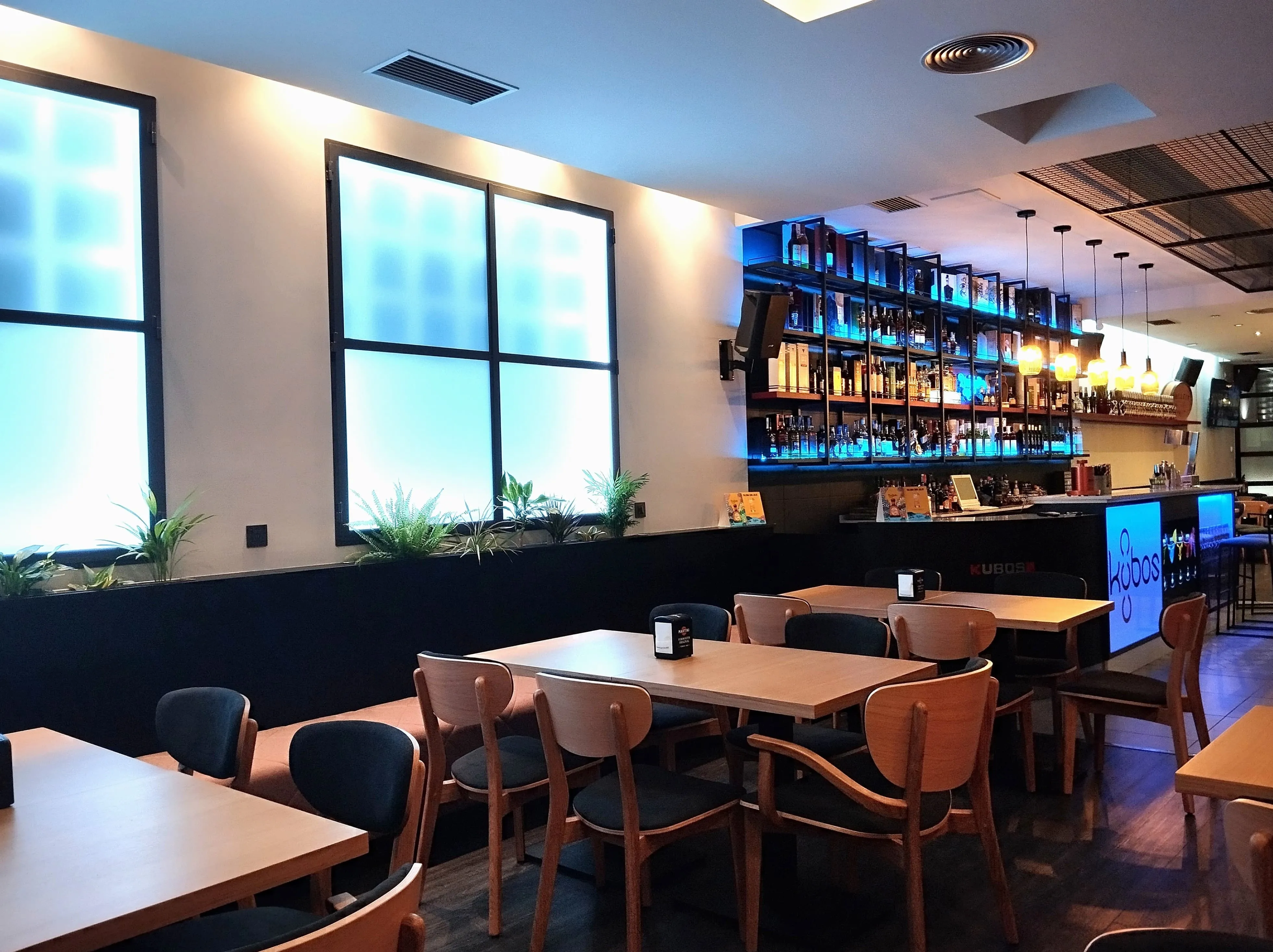 Acondicionamento e deseño interior BAR KUBOS